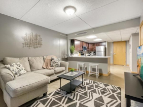 Huge 2br Apt Next To Wells Fargo -freeparking!